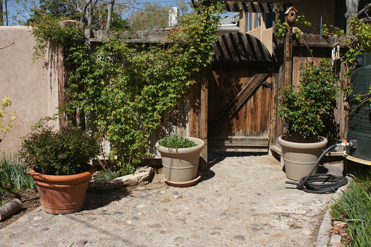 Side gate to east driveway